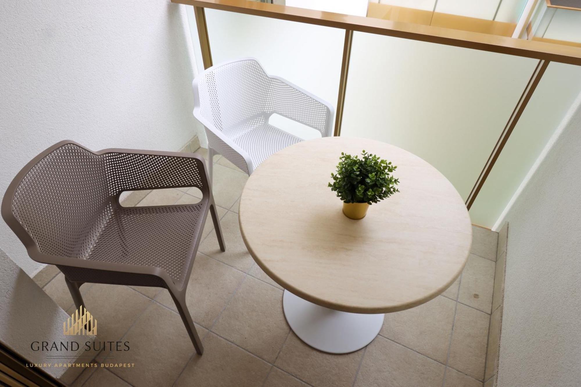 Grand Suites Central Budapeste Exterior foto